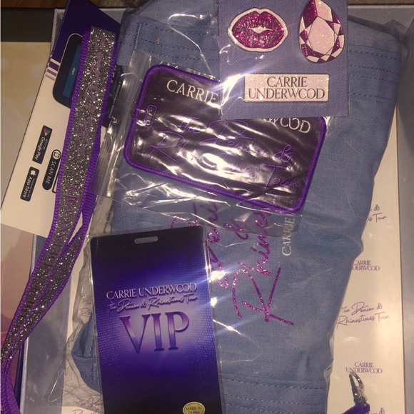 Carrie Underwood CUSTOM the denim and Rhinestone tour box. New - Picture 5 of 7